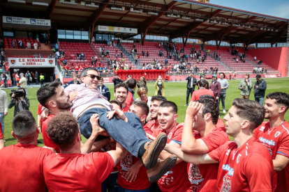 El prssidente numantino Santiago Morales fue manteado por los futbolistas.