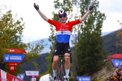 Demi Vollering es la líder de la Vuelta Ciclista a España femenina que hoy llega a Soria