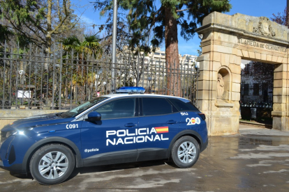 Vehículo de la Policía Nacional en la puerta de la Dehesa.