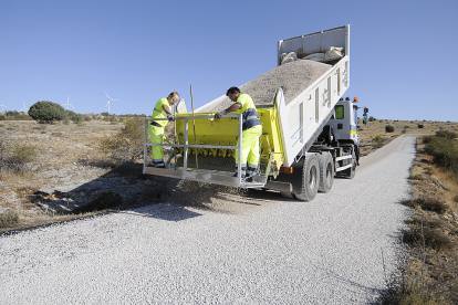 Trabajadores del departamento de Vías y Obras arreglando una de las carreteras.