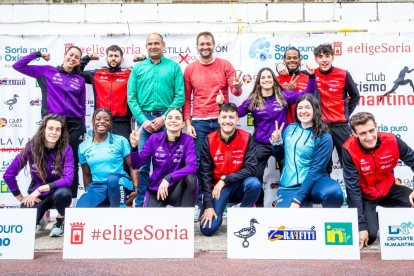Integrantes de Celtíberas y Atletismo Numantino junto a representantes institucionales durante la presentación de la Liga de Clubes.