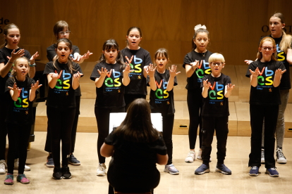 Actuación del coro infantil en el Conservatorio Oreste Comarca.