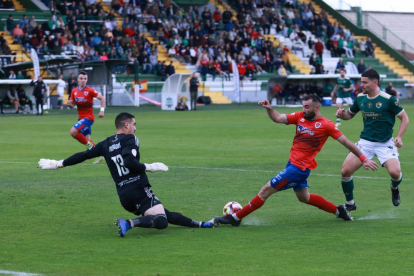 El Numancia cae ante el Cacereño y se despide del ascenso directo.