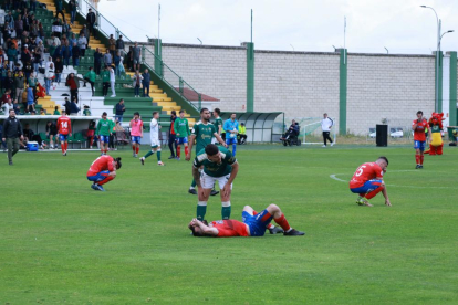 Los jugadores del Numancia, tendidos en el terreno de juego tras finalizar el partido.