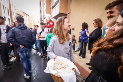 El Catapán vuelve a vestir de fiesta a Soria con el 'sí' a San Juan en las 12 cuadrillas y las botas de vino, el pan, el queso y el bacalao.