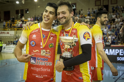 Lucas Lorente y Manu Salvador con la medalla del subcampeón de España de voleibol el pasado sábado en el San Andrés.