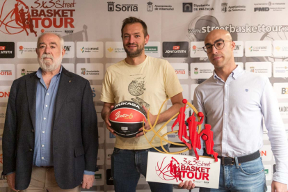 Oscar Castañeda, Manu Salvador y Álex Calvo durante la presentación del Torneo 3x3 Street Basket Tour que se celebrará en Soria el próximo día 18 de mayo.
