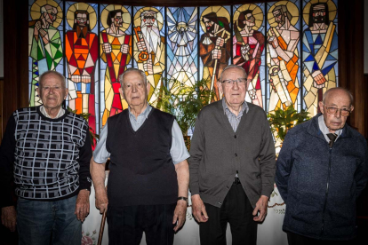 Manuel Revuelto, Antonio García, Rufo Nafría y Marcelino Núñez, junto a Julio Santamaría, residente en Zaragoza, cumplen 65 años de ordenación.
