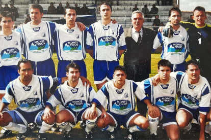 Jesu en un once del Almazán durante la temporada de su debut cuando tenía 16 años.