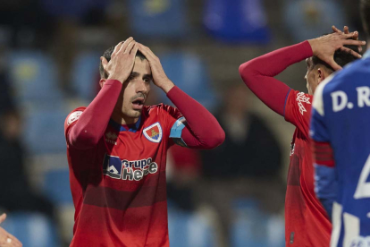 Tamayo y Carlos González se lamentan en el partido de la primera vuelta jugado en Talavera.