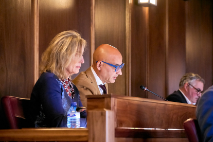 Los concejales de Vox en el Ayuntamiento de Soria, Sara López y Fernando Castillo, durante el Pleno.