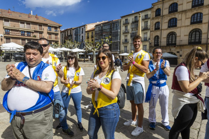 El acto reúne a los componentes de las 6 peñas de San Juan