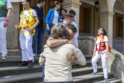 El acto reúne a los componentes de las 6 peñas de San Juan