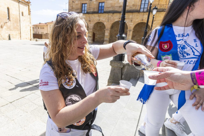 El acto reúne a los componentes de las 6 peñas de San Juan