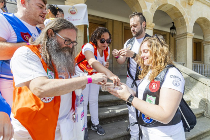 El acto reúne a los componentes de las 6 peñas de San Juan