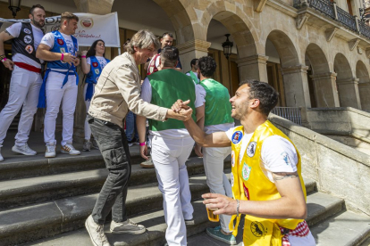 El acto reúne a los componentes de las 6 peñas de San Juan