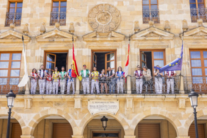 El acto reúne a los componentes de las 6 peñas de San Juan