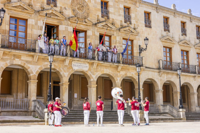 El acto reúne a los componentes de las 6 peñas de San Juan