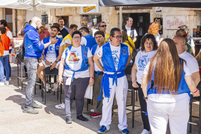 El acto reúne a los componentes de las 6 peñas de San Juan