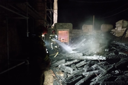 Los bomberos han sofocado un incendio en el patio de la iglesia de Adradas.