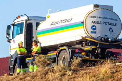 Camión cisterna de agua potable de la Diputación Provincial.