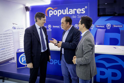 Rafael Hernando, Benito Serrano y Tomás Cabezón en la sede del PP