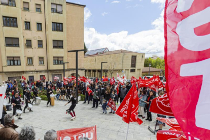 Manifestación del 1 de mayo frente a la sede de UGT en Soria.