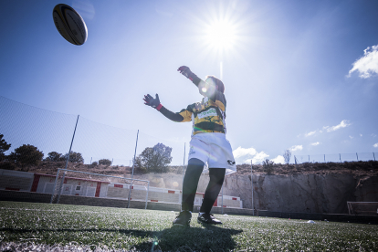 Un joven jugador de rugby durante un acto en Soria.