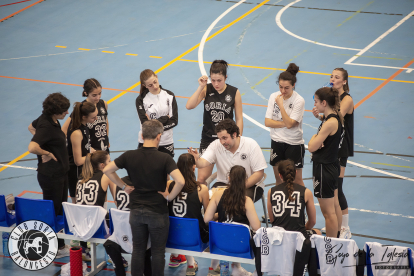 Las jugadoras del Semillas Adolfo Martínez durante un tiempo muerto.