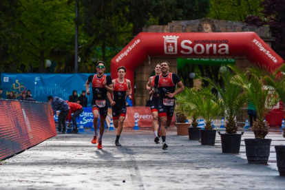 La escuadra masculina del Triatlón Soriano.