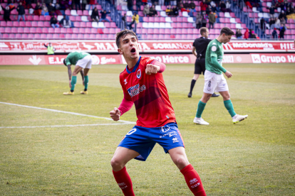 Carlos González celebrando un gol en Los Pajaritos.