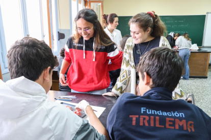 Alumnas de la Universidad de Nebrija hablando con algunos alumnos del colegio Trilema Soria durante la clase de biología.