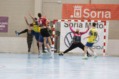 El Balonmano Soria se impone en el primer partido de la fase de ascenso al doblegar a Romo por 34-26.