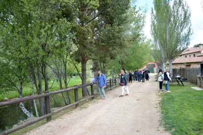 Molinos de Duero acoge a visitantes de pueblos de las otras ocho provincias de Castilla y León en un día de celebración y exaltación de los vínculos autonómicos.