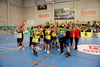 Los jugadores del BM Soria saludan a la afición tras la derrota sufrida ante Lanzarote