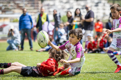 Los más pequeños aficionados al rugby han disfrutado en Soria de un torneo de canteras.