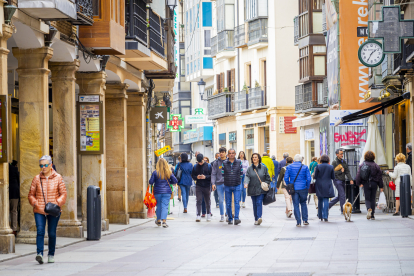 El Collado, calle comercial de la capital. MARIO TEJEDOR