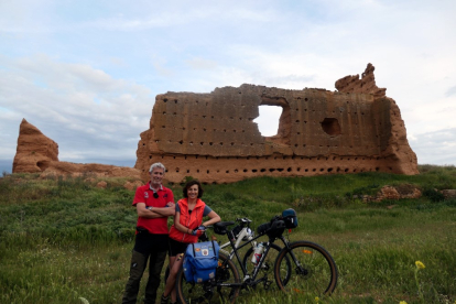 Carlos Rubio y Carolina Muñoz recorriendo Soria dentro de 'La historia en bicicleta'.