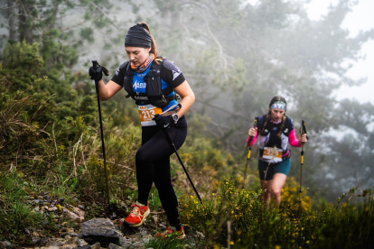 Dos participantes durante la subida al Moncayo.