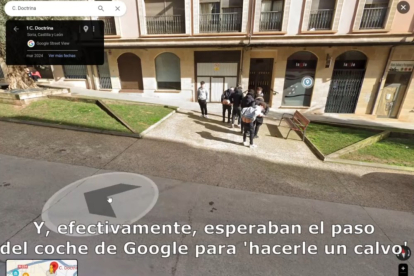 Recorrer la calle Doctrina de Soria con Google Maps tiene 'sorpresa'. Un grupo de jóvenes se percató de la llegada del coche que capta las imágenes y le dedicó un 'calvo', esto es, enseñaron los culos a cámara. La popular aplicación de mapas y geolocalización GPS subió el recorrido y este vídeo muestra el resultado. Como es habitual, Google pixeló las caras y las 'matrículas'... pero sólo las de los coches. Así es el recorrido.