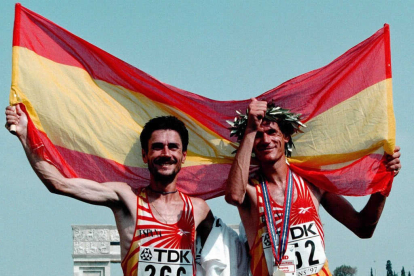 Abel Antón se campeón del mundo en Atenas en 1997, a su derecha acompañado por Martín Fiz.