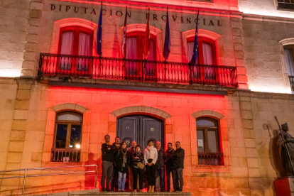 El equipo de Cardiología frente a la Diputación de Soria, iluminada el martes 21.