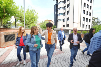 La ministra Saiz a su llegada a la sede del PSOE de Soria.