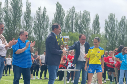 Entrega de la copa a a capitana del San Esteban.