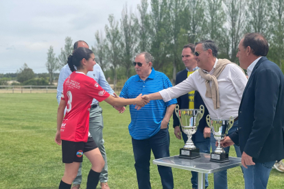 La capitana del Uxama recogiendo la copa de subcampeona.