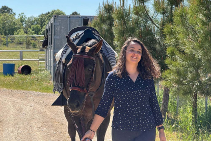 Tamara con su caballo, Jarana.