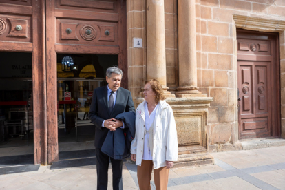 Rosario Bermudo y Fernando Osuna a las puertas de los Juzgados.