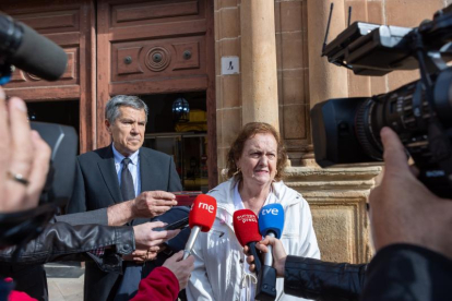 Rosario Bermudo atiende a los medios con su abogado a las puertas del Palacio de Justicia de Soria.