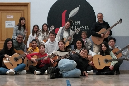 Guitarras en la escuela Enclave Musical de la JOSS.