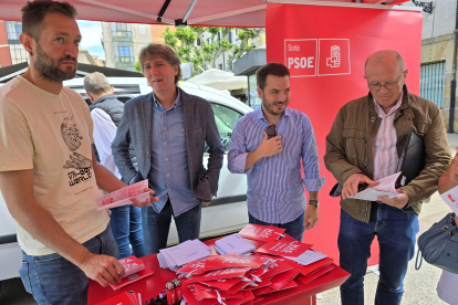 Mesa informativa del PSOE en la capital. J.A.C.